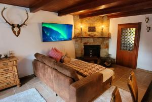 ein Wohnzimmer mit einem Sofa und einem Kamin in der Unterkunft Jägerhaus in Nossen