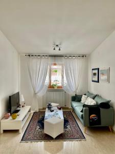 B&B Le Saline في تارانتو: غرفة معيشة مع أريكة وطاولة