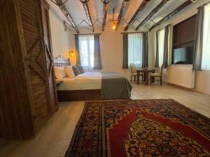 a bedroom with a bed and a living room at Kapadokya Konak in Uchisar