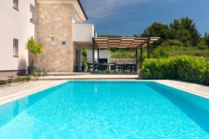 Bazén v ubytování B&B Villa Maris Punat nebo v jeho okolí