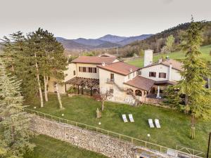 uma vista aérea de uma casa com uma cerca em Cascina Gazzeri Country House em Tagliolo Monferrato