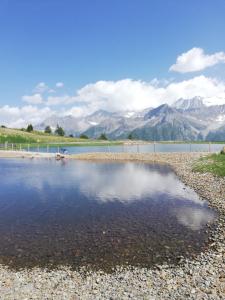 zbiornik wodny z górami w tle w obiekcie DONCIO`S Ski Hike & Bike Apartment w mieście Passo del Tonale +15 zdjęć