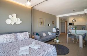 トレモリノスにあるSuite La Colinaのベッドルーム1室(ベッド1台付)、リビングルームが備わります。