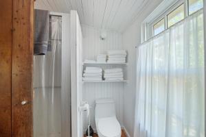 Bilik mandi di Seaside Escape on Huron