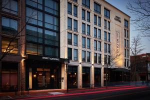 um edifício alto numa rua da cidade à noite em Hyatt Centric Old Town Alexandria em Alexandria