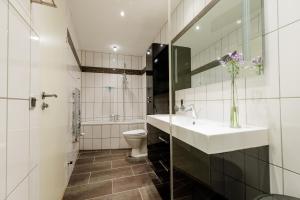 y baño con lavabo y aseo. en Eksklusiv ferielejlighed en Rudkøbing