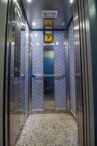um elevador num metro com um sinal em Hotel Dar Annasr em Chefchaouen