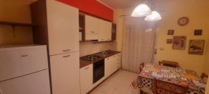 Η κουζίνα ή μικρή κουζίνα στο Appartamento in Complesso Sonia