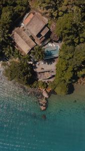 Uma vista aérea de Casa de Vidro com piscina - costeira Paraty Mirim