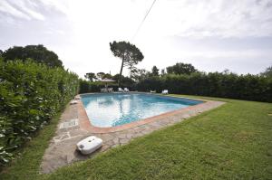 a swimming pool in the middle of a yard at Agriturismo La Magione in Quercegrossa
