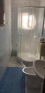 Apartments Kore tesisinde bir banyo