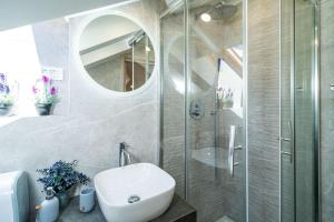 Kúpeľňa v ubytovaní Luxury apartment Petra with terrace and city view + 37 fotografií