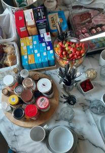 stół z talerzami i miskami z jedzeniem w obiekcie Home from Home Stay Margate w mieście Margate