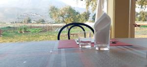 una copa sobre una mesa con vistas a un campo en AZIENDA AGRITURISTICA LA VECCHIA QUERCIA, en Aquino