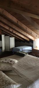 um quarto com 2 camas e um tecto de madeira em B&B Belvedere em Lurago Marinone