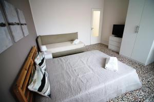 a small room with two beds and a tv at Giuffrida Apartment Rooms in Catania