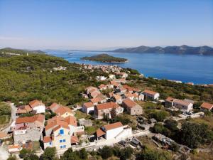 an aerial view of a village on the shore of a lake at Apartman Bella vista in Mali Iž
