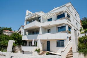 Photo de la galerie de l'établissement LuxuryPenthouse sea view pooll Ivy house Tivat, à Tivat