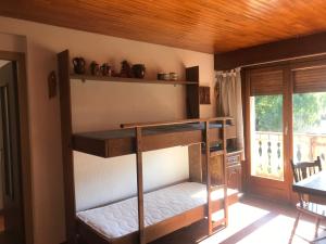 sypialnia z łóżkiem piętrowym w pokoju z oknem w obiekcie Appartement 2 pieces LE SAPPORO w mieście Les Gets
