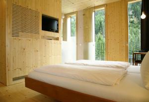 Postel nebo postele na pokoji v ubytování Alpenhotel Ammerwald