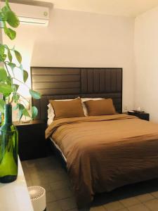 um quarto com uma cama grande e uma grande cabeceira. em Leveli Coliving em Guadalajara