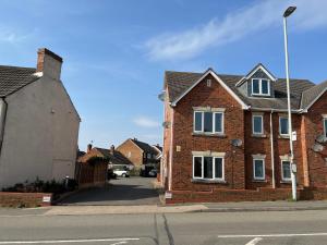 IbstockにあるThe Aldridge 2 Bedroom Apartment with FREE Parkingの通り沿いにあるレンガ造りの家 +16枚の写真