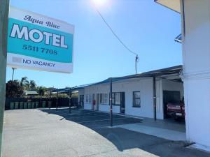 黃金海岸的住宿－Aqua Blue Motel，大楼前的汽车旅馆标志