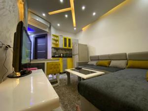 ein Wohnzimmer mit einem Sofa und einem TV in der Unterkunft أجمل شاليه فى بورتو مطروح للعائلات فقط in Marsa Matruh