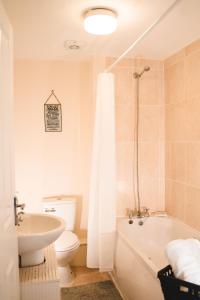 Et badeværelse på Snapos Apartments - Tudor Close