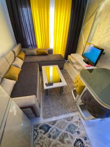 een woonkamer met een bank en een laptop op een tafel bij أجمل شاليه فى بورتو مطروح للعائلات فقط in Marsa Matruh