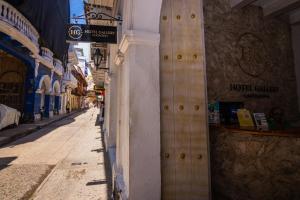 eine leere Straße in einer Gasse mit einem Gebäude in der Unterkunft Hotel Gallery Cartagena in Cartagena de Indias