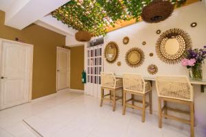 a dining room with wicker chairs and mirrors on the wall at Hotel Gallery Cartagena in Cartagena de Indias