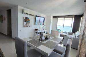 een eettafel en stoelen in de woonkamer bij Apartamento con Vista al Mar en Bocagrande Cartagena in Cartagena