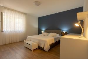 1 dormitorio con 1 cama y 1 mesa con lámpara en Apartman Citromelo, en Split