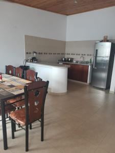 Een keuken of kitchenette bij Agradable casa con piscina en tierra caliente