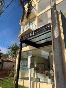 een gebouw met een bord ervoor bij Monoambiente COSTANERA NORTE in Colón