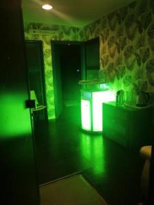Köök või kööginurk majutusasutuses SPABYELLEETLUI spa rouge ou bleu