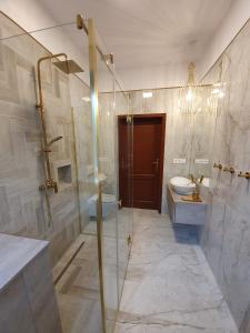 A bathroom at Apartament z Ogrodem