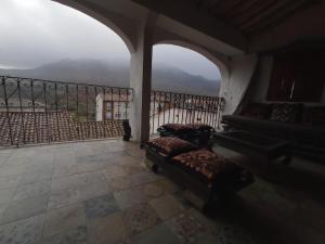 Cette chambre comprend deux lits et un balcon avec vue. dans l'établissement Riojania Heredad, à Santa Eulalia Bajera