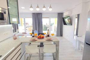 Kuchyň nebo kuchyňský kout v ubytování Luxury Apartment-Studio in Marbella!