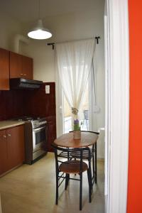 A kitchen or kitchenette at Olive - HappyHostGr - Downtown Apartment