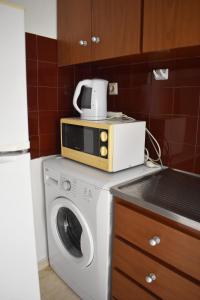 A kitchen or kitchenette at Olive - HappyHostGr - Downtown Apartment