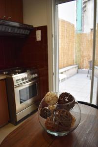 A kitchen or kitchenette at Olive - HappyHostGr - Downtown Apartment