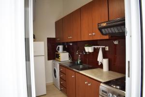 A kitchen or kitchenette at Olive - HappyHostGr - Downtown Apartment