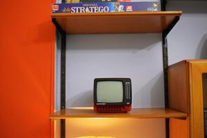 A television and/or entertainment centre at Olive - HappyHostGr - Downtown Apartment