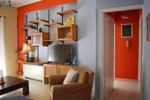 A seating area at Olive - HappyHostGr - Downtown Apartment