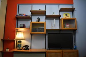 A television and/or entertainment centre at Olive - HappyHostGr - Downtown Apartment