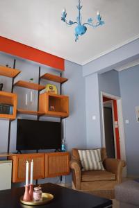 A television and/or entertainment centre at Olive - HappyHostGr - Downtown Apartment