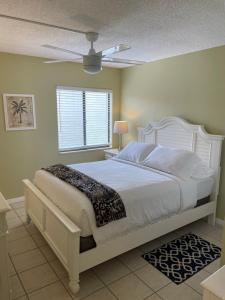 A bed or beds in a room at Wander Residence Condo near Fort DeSoto