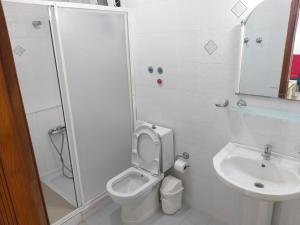 A bathroom at Paradise Apart Hotel